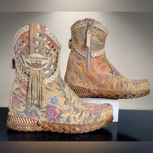 El Vaquero Phoebe Floral Suede Wedge Moccasin Booties Sz 9.5 EU 40 in EUC